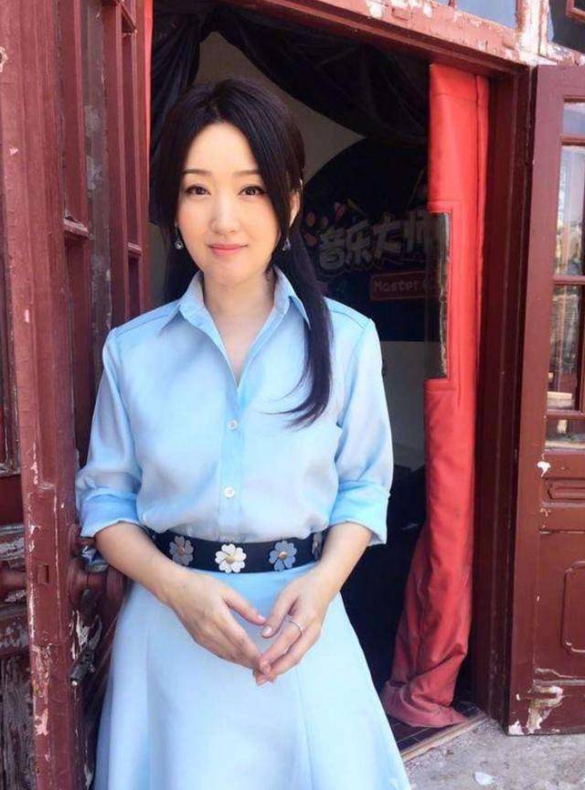 原创49岁杨钰莹生图太能打,穿斗篷裙气质真好,配丸子头一点都不显老