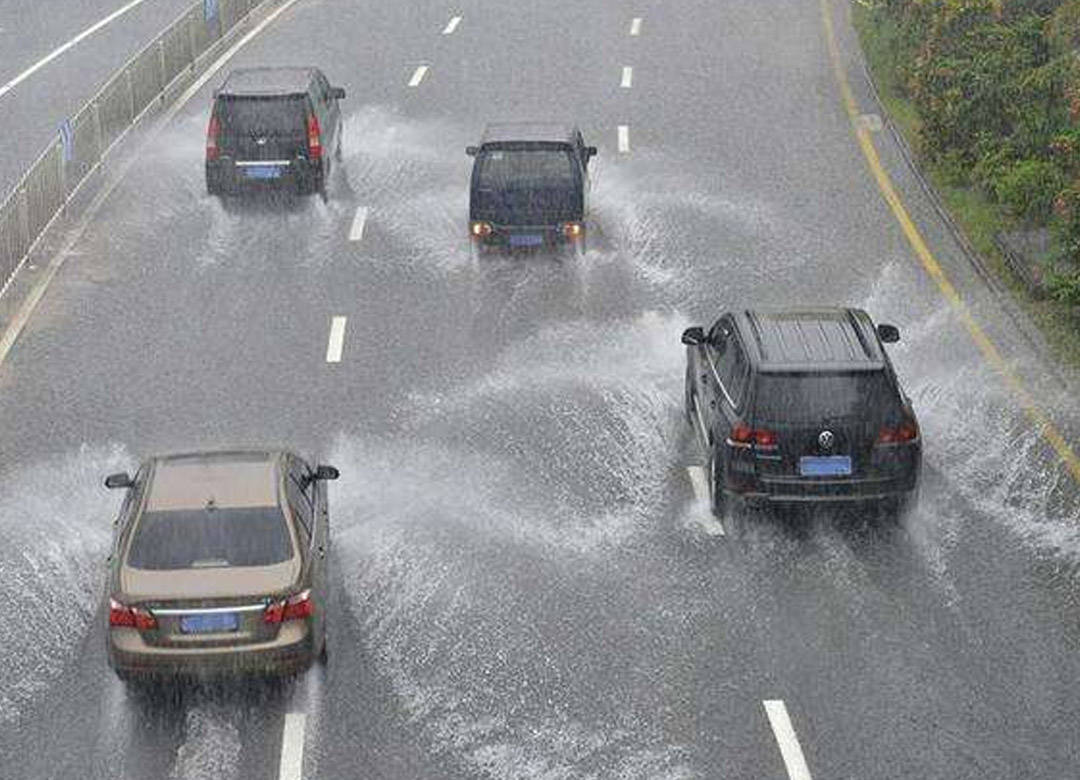 限速120km/h,雨天最好不要超100km/h.