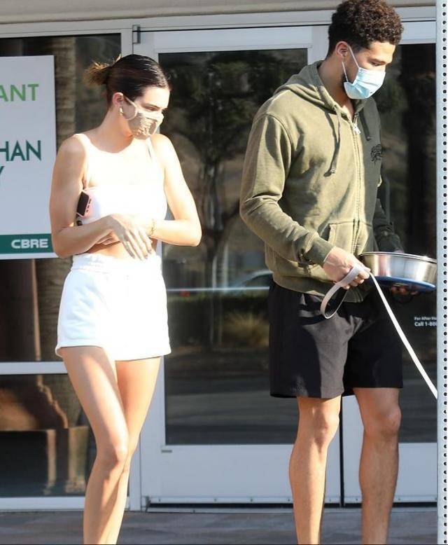 布克|布克和西蒙斯女友正式同居!大清早一同出门遛狗,詹娜穿性感小背心