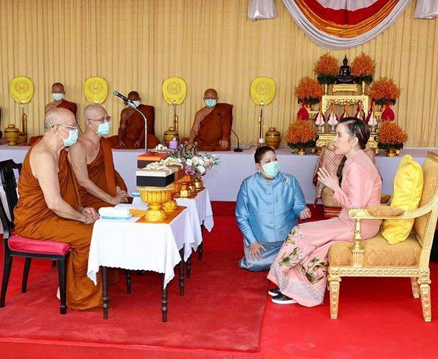 身形|泰国血友病公主身残志坚！穿孔雀蓝裙亮相，身形扭曲依然打扮精致