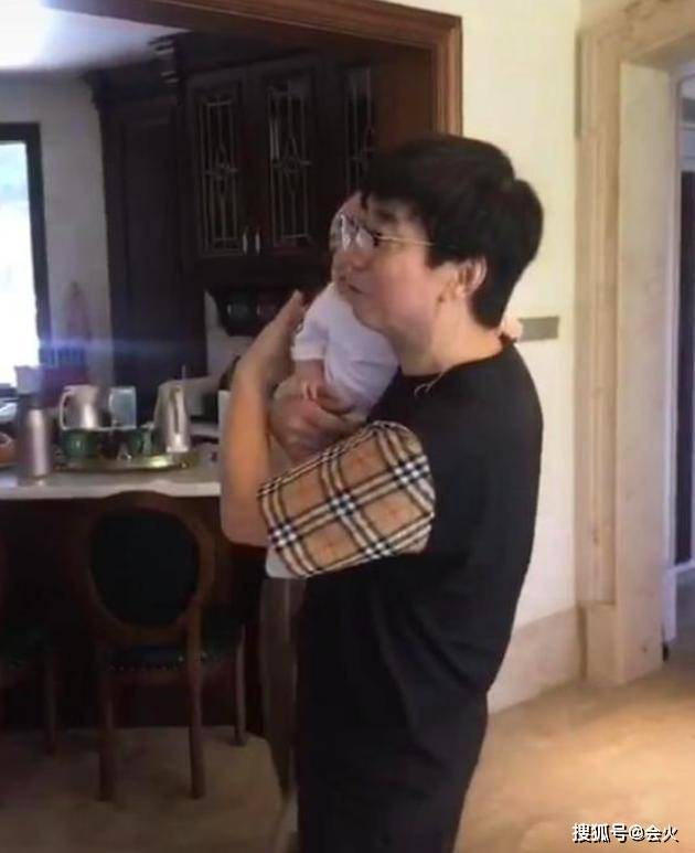 耳光|原创范明新剧花絮狂扇自己耳光，演小十岁苏青爹，娶女总裁仍努力工作