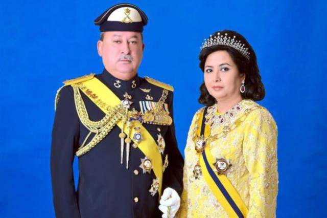 马来西亚苏丹后王冠太奢华！穿紫裙庆生，王妃的爱马仕鳄鱼包亮了
