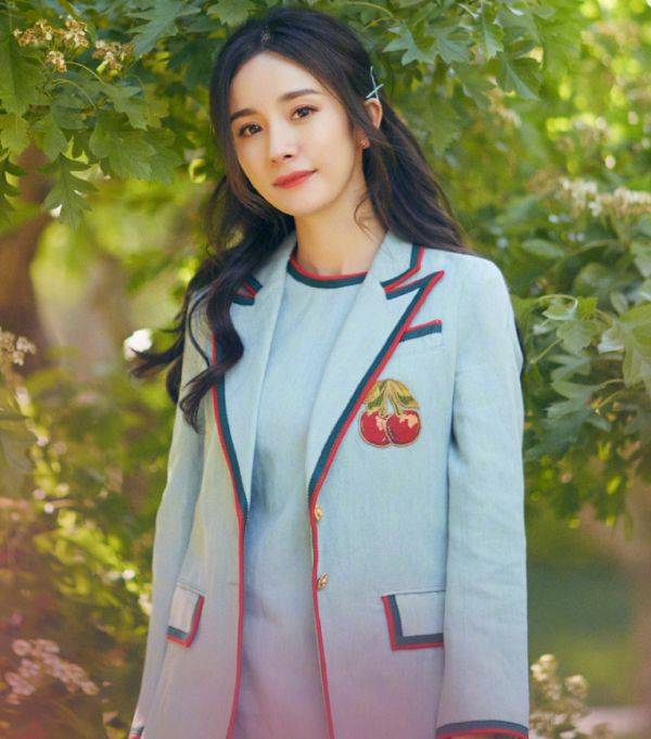 形象|杨幂为扮嫩拼了!模仿00后穿JK裙,秀出长腿也太撩人