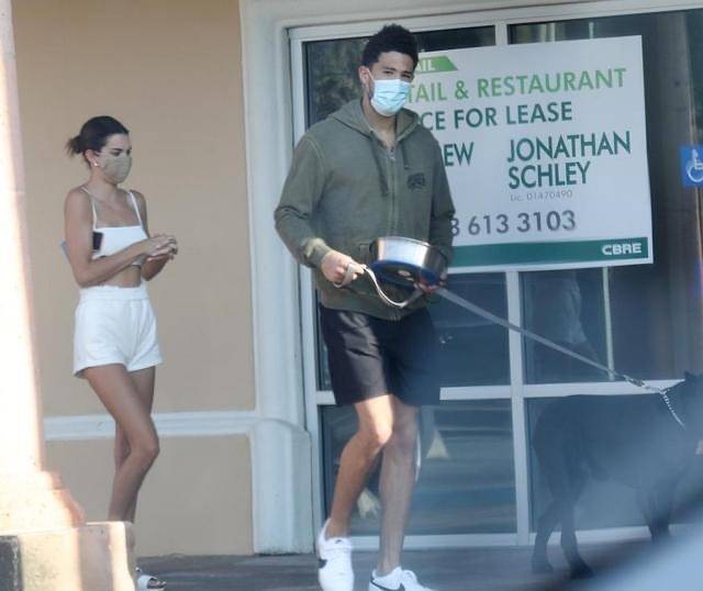 布克|布克和西蒙斯女友正式同居!大清早一同出门遛狗,詹娜穿性感小背心