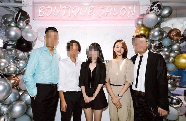46岁董卿曝近况,疑戴婚戒素颜现身,留长发却被吐槽显老?