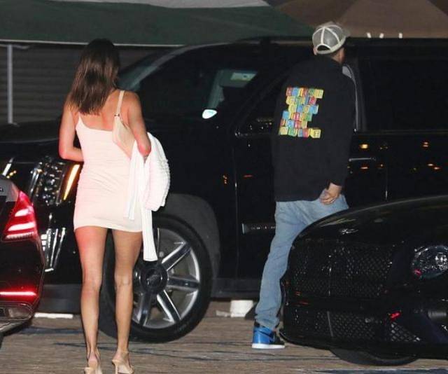 布克|布克和西蒙斯女友正式同居!大清早一同出门遛狗,詹娜穿性感小背心