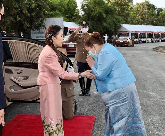 身形|泰国血友病公主身残志坚！穿孔雀蓝裙亮相，身形扭曲依然打扮精致