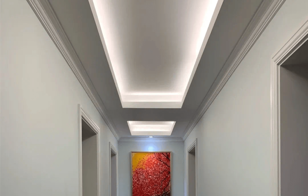 在筒灯与灯带的组合下,走廊空间的照明设计也是更加丰富有趣.