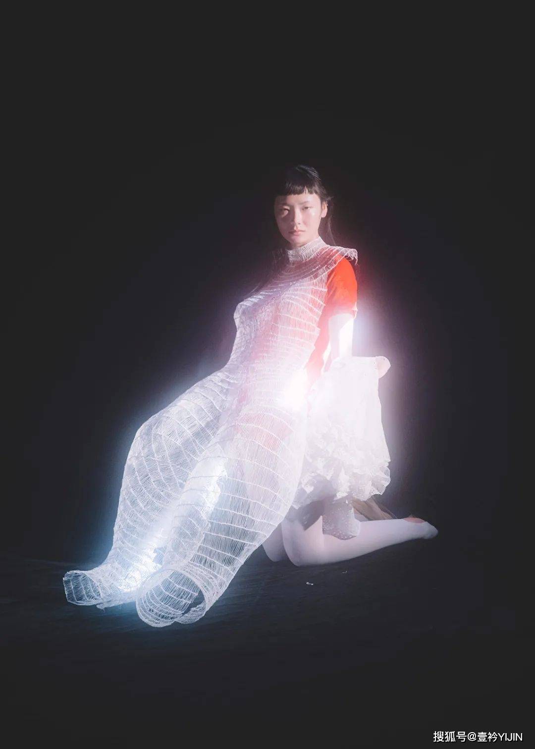 图片|新锐设计师 | 精神护士转行服装，创造出挂能着穿的炫彩服装