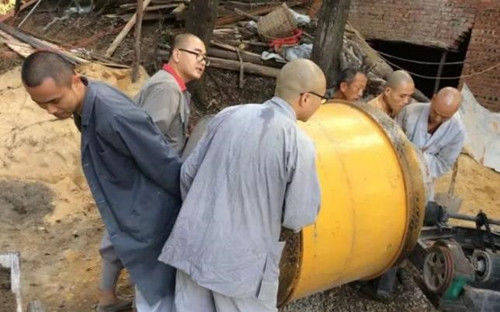 故事传记|30名研究生集体出家，隐居四川千年古寺，网友痛批：浪费教育资源