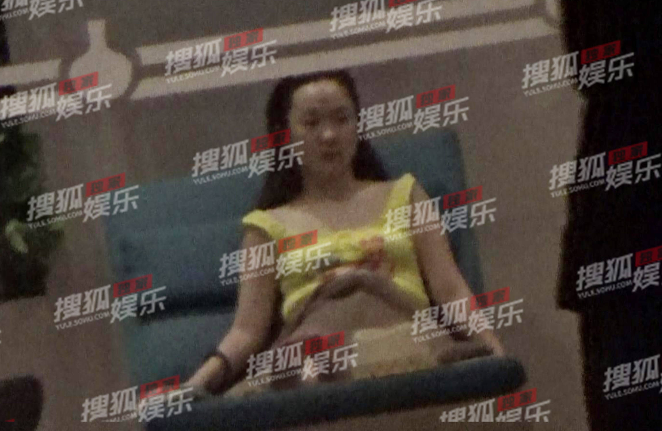 独家:霍思燕一家四口去游泳!杜江牵着女儿超宠溺