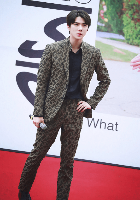 蓝发|superM登中国杂志：边伯贤蓝发身穿吴世勋同款，金钟仁造型难驾驭