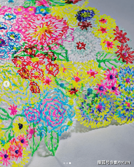 图片|新锐设计师 | 精神护士转行服装，创造出挂能着穿的炫彩服装