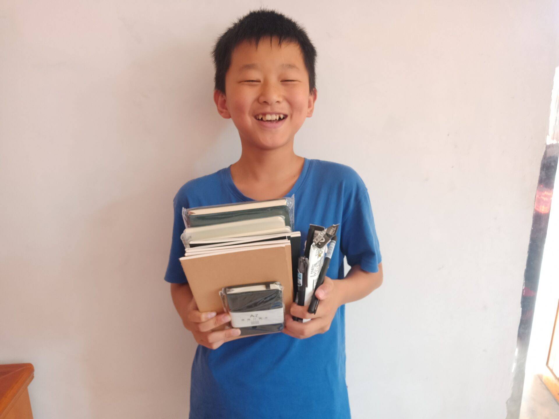 小朋友拿到奖励后笑的十分灿烂. 刘佳宝 摄