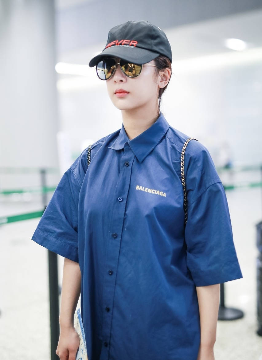 杨紫身穿蓝色衬衫裙,展现帅气干练的气质