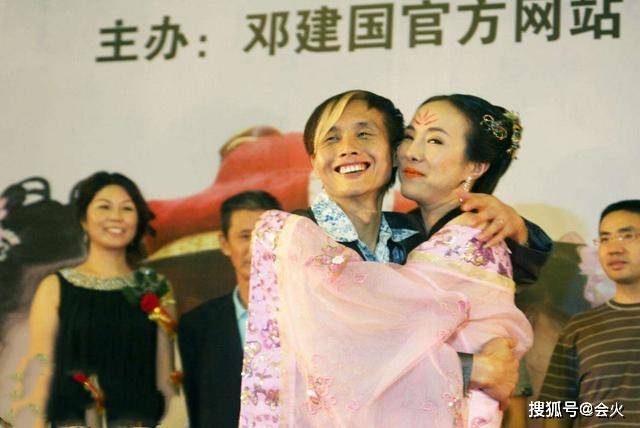 邓建国近照曝光 眉毛全白满脸皱纹 换仨老婆60岁仍风流