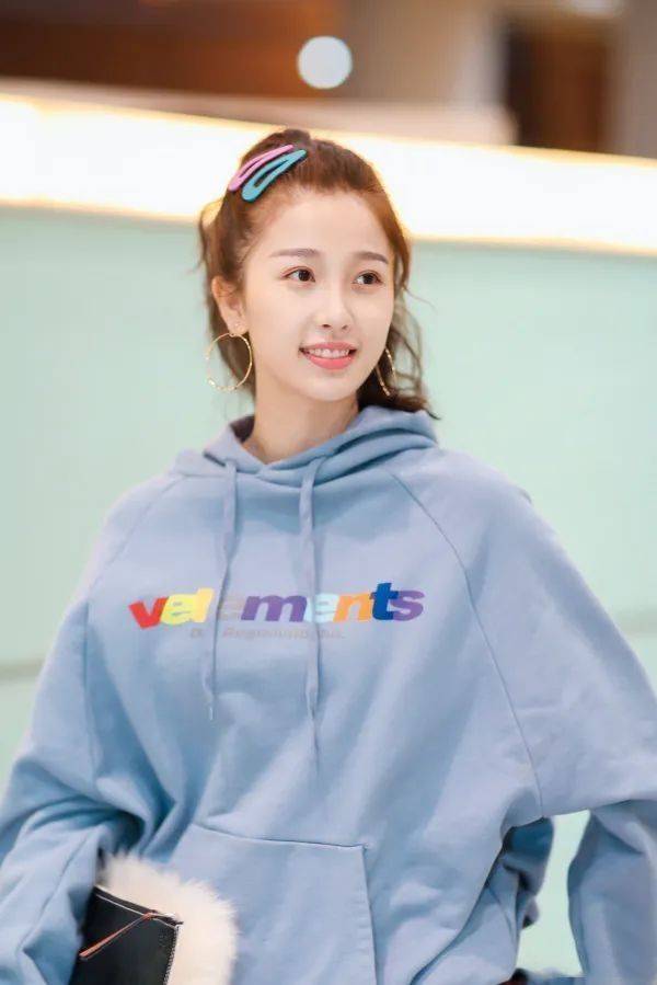 拜虞书|拜虞书欣所赐,这4款复古发饰全火了,戚薇郑爽戴上后嫩回18岁