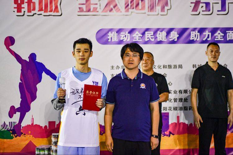 裁判长吉铁峰为获得本次比赛的优秀运动员郑晨阳,薛蛟颁奖.