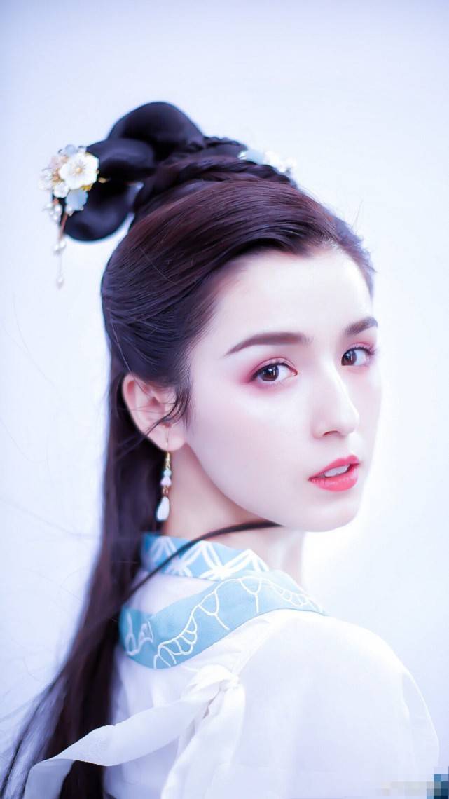 作品|原创《玉楼春》中哈妮克孜，清雅素净比平时更加美，网友感叹仙女下凡