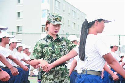 大学军训时被教官逮到问这3个问题，一不小心就被拉出去表演节目