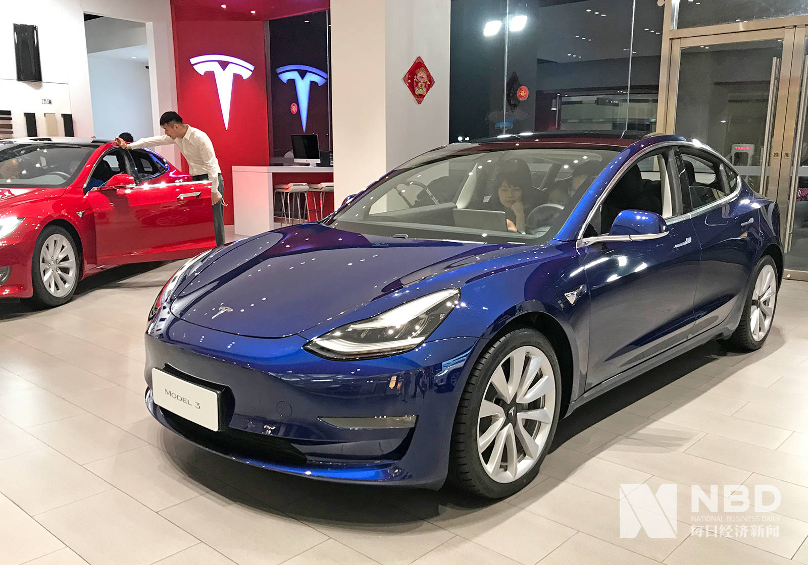 特斯拉|Model 3团购门剧情再反转：拼多多称已交车，特斯拉质疑“假新闻”