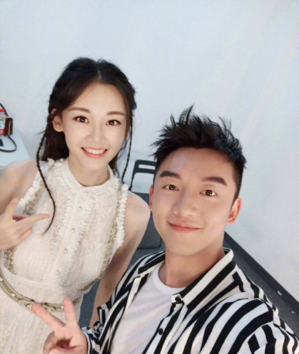 郑恺现身婚礼场地被偶遇 疑似正在筹备婚礼