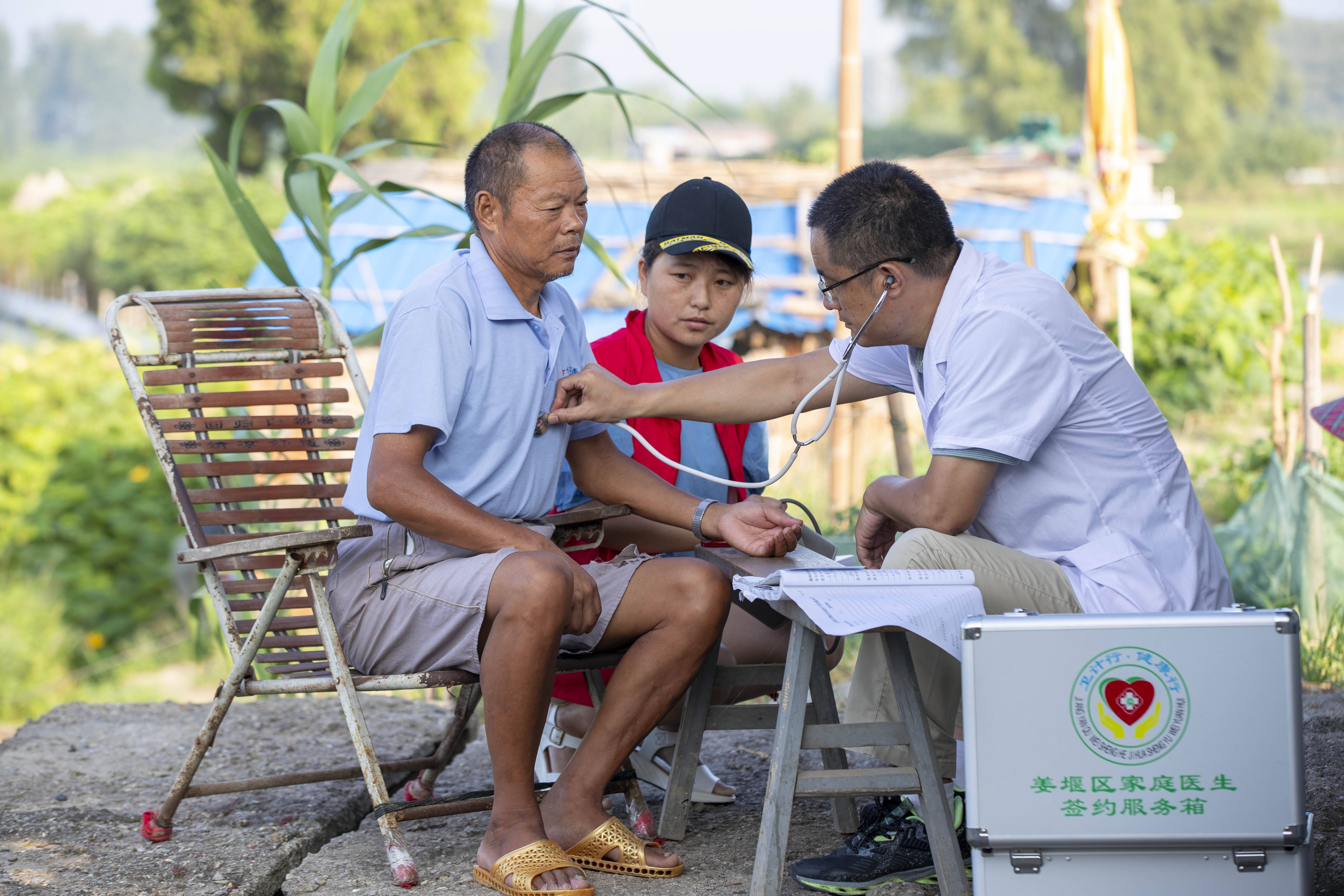 江苏泰州乡村医生守护乡亲健康二十余载