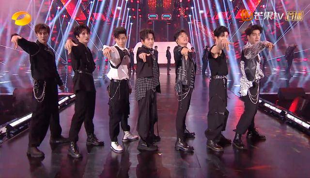 齐舞|原创《哥哥》出道团舞台首秀不尽人意：孙耀威跳舞抢拍，张远对嘴出错
