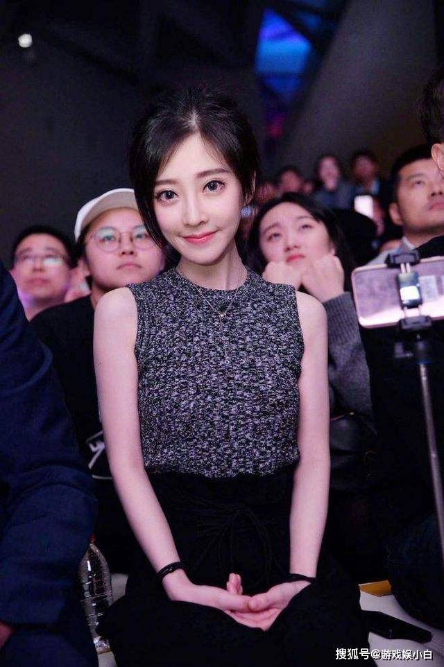 短裙|冯提莫这条短裙火了，别只看外表，有谁注意到她的身材了吗？