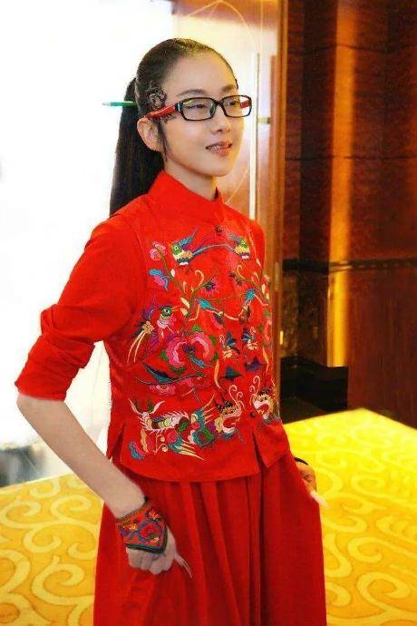 竹筐|60多岁的杨丽萍活出了自信，穿红色民族裙走机场，手推竹筐好洋气