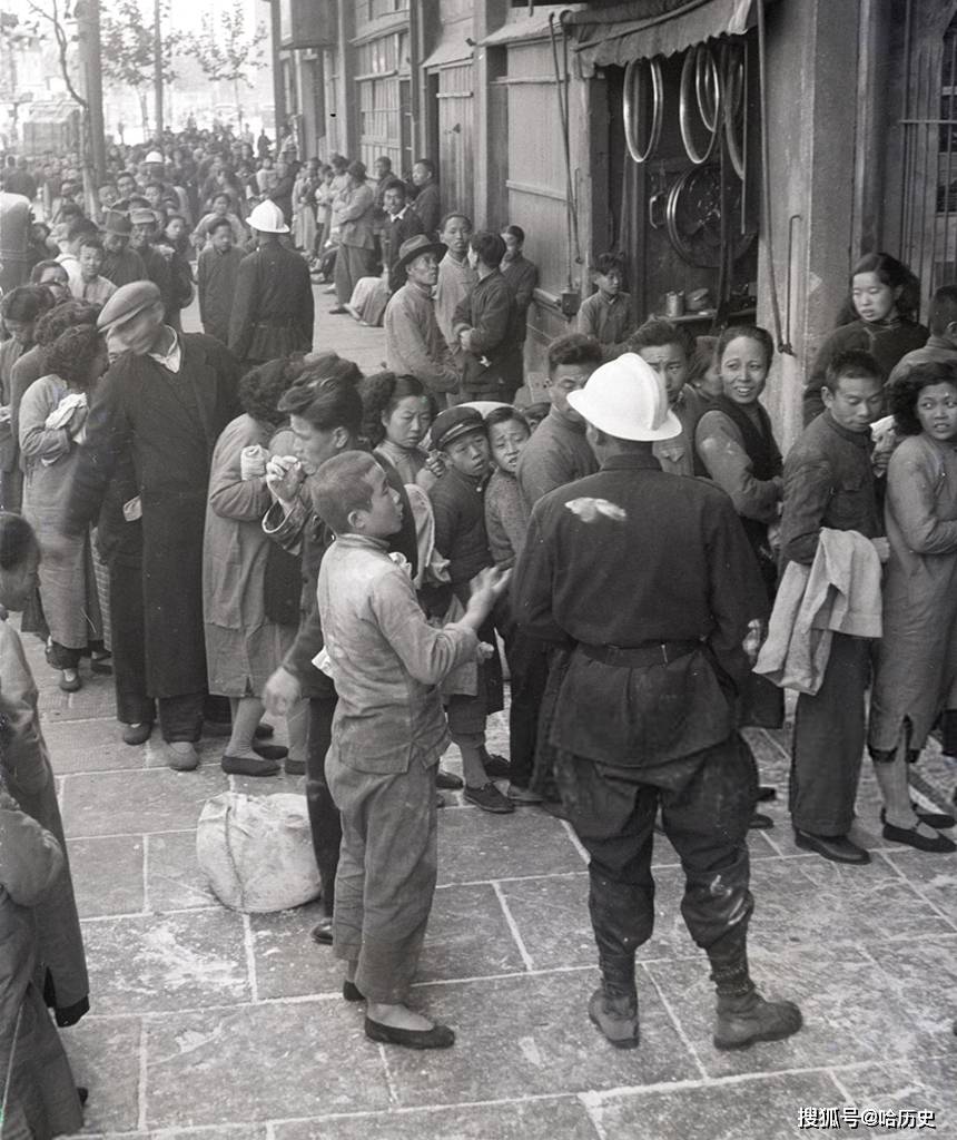 老照片交大学生反美游行市民买米抢购黄金