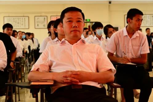 金石中学召开全体教师暑期培训动员大会