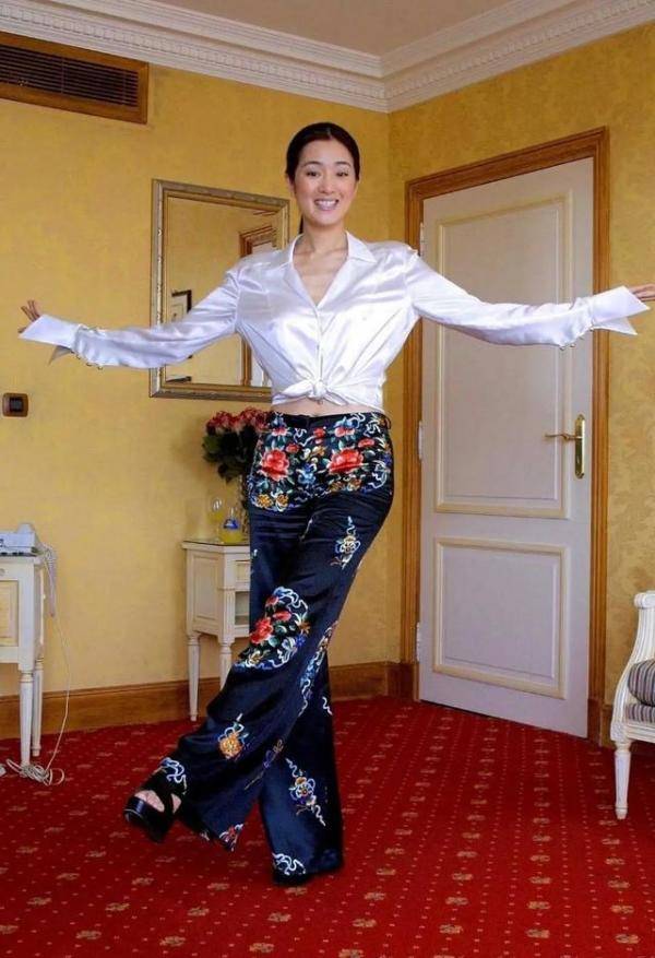 白色|“巩皇”真不是白叫的，巩俐一袭“褶子裙”高贵优雅，好霸气