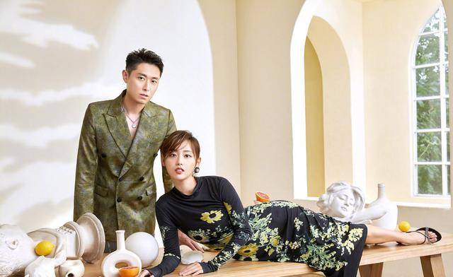 白衣|张嘉倪拍大片太酸了!和富二代老公穿白衣秀恩爱,高颜值夫妇赢了