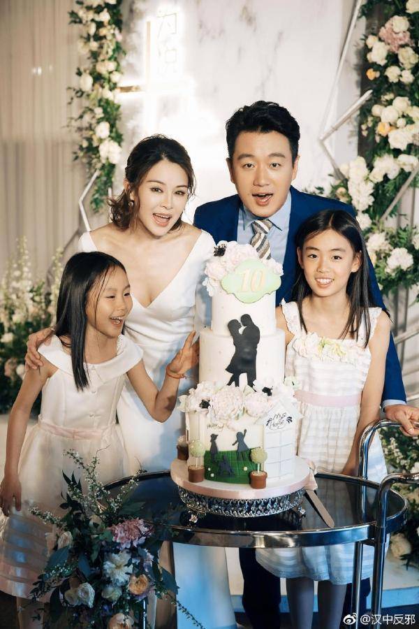 佟大为夫妻约会庆13周年，豪宅外是东方明珠，关