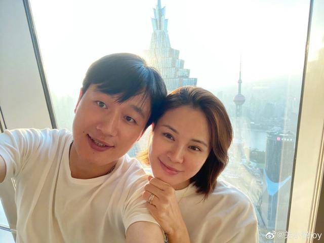 佟大为夫妻约会庆13周年，豪宅外是东方明珠，关