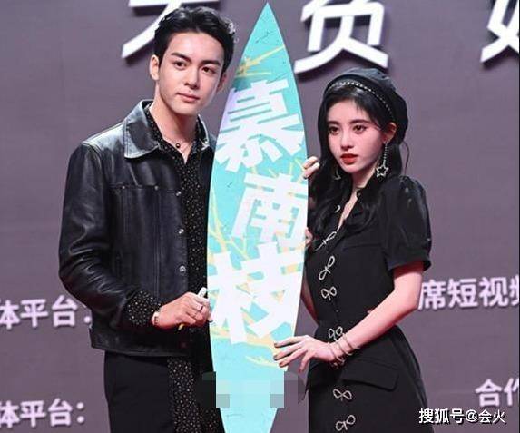 慕南枝|原创鞠婧祎片场照似路人，皮肤白到令人瞠目，网友：面粉涂了几层？