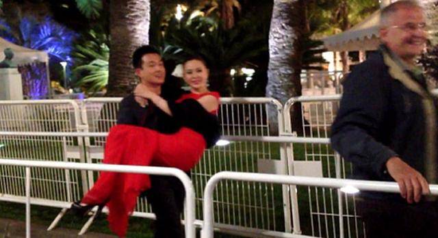 佟大为夫妻约会庆13周年，豪宅外是东方明珠，关
