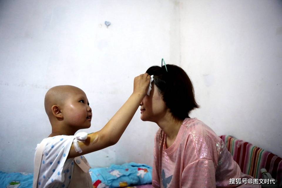 欠费|她含泪求妈妈放弃,母女俩抱头痛哭血癌女童因欠费17万被迫出院
