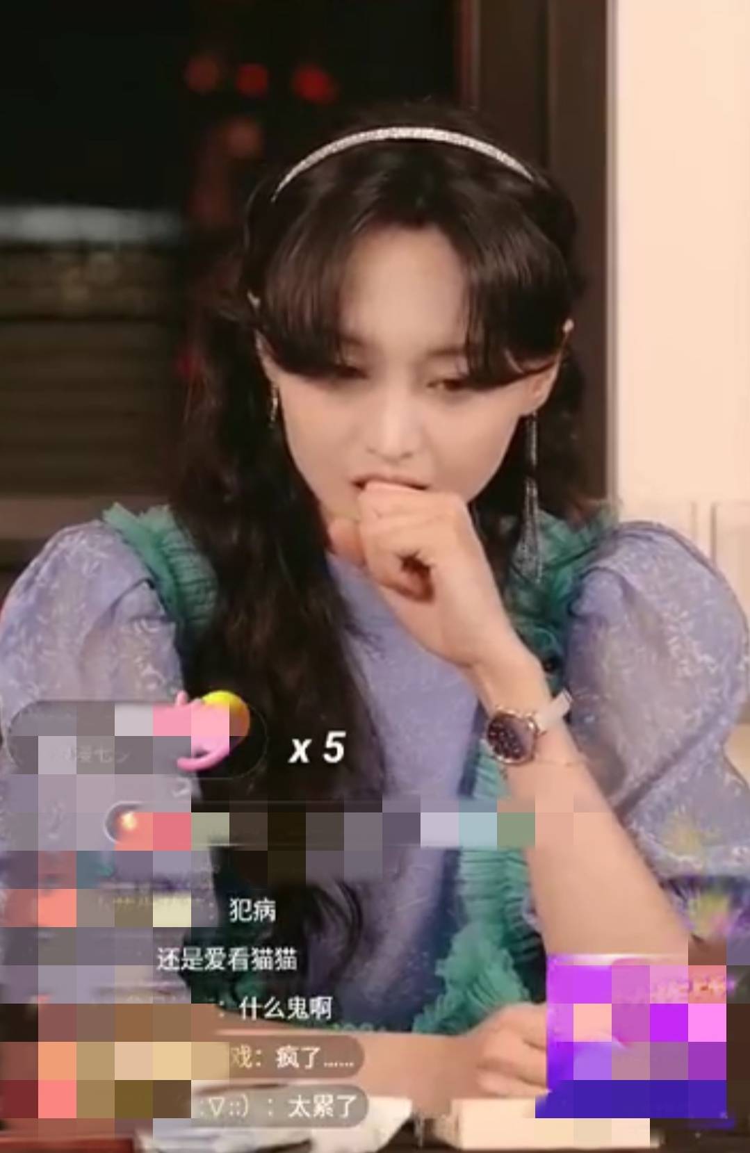 崩溃|原创郑爽当众情绪崩溃，不满庆生直播的带货节奏，当场洒泪匆匆结束