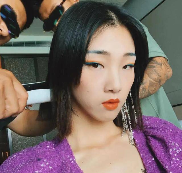 eyes|TikTok点击七千万的美妆风潮：为什么从性感到反感只因一个手势？