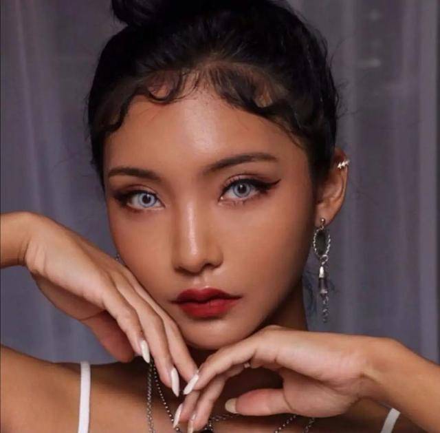 eyes|TikTok点击七千万的美妆风潮：为什么从性感到反感只因一个手势？