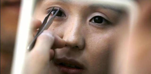 eyes|TikTok点击七千万的美妆风潮：为什么从性感到反感只因一个手势？
