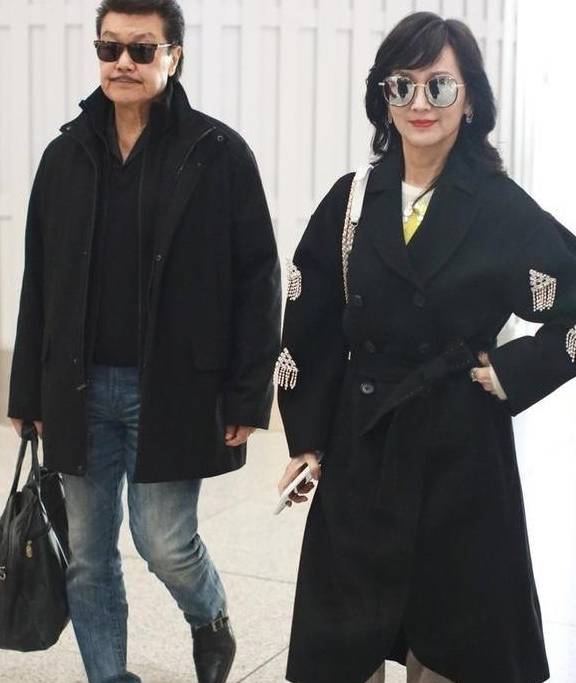 大衣|65岁的赵雅芝穿大衣浴袍走机场,虽然不抗老,却也只像50岁