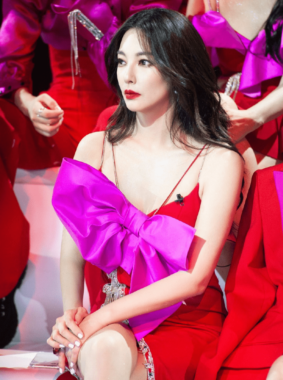 那声|不仅被张雨绮的装扮秒到，她的那声“mua”更加撩人