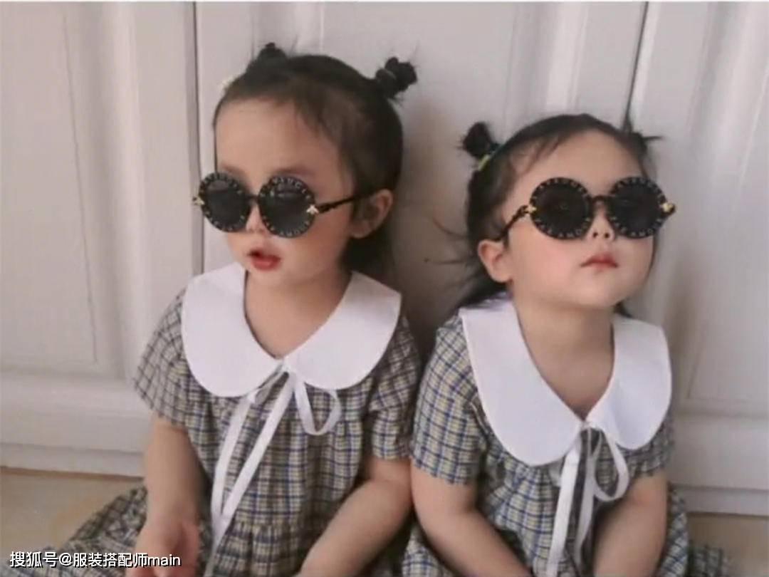 时尚要从小培养，4岁双胞胎萌娃颜值爆表，穿搭时髦比大人都高级