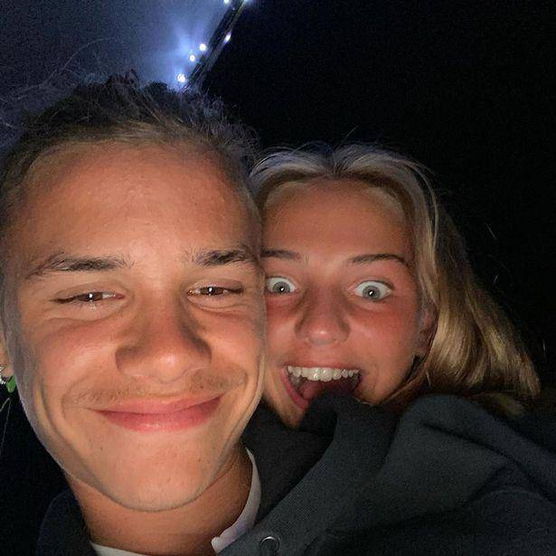 罗密欧|贝克汉姆二儿子和模特女友撒狗粮，只穿一条短裤，高调秀恩爱