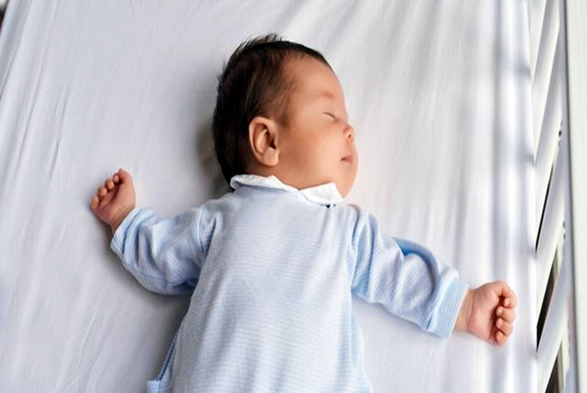 宝宝|24小时紧盯孩子睡觉，生怕趴睡窒息，看完泪目古巨基年近50得子