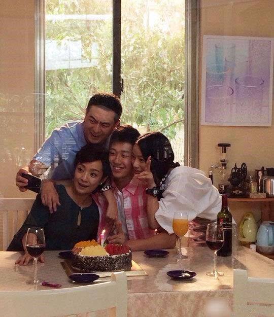 皮肤|原创张嘉译妻子罕见亮相，皮肤状态很真实，穿着打扮也朴素！