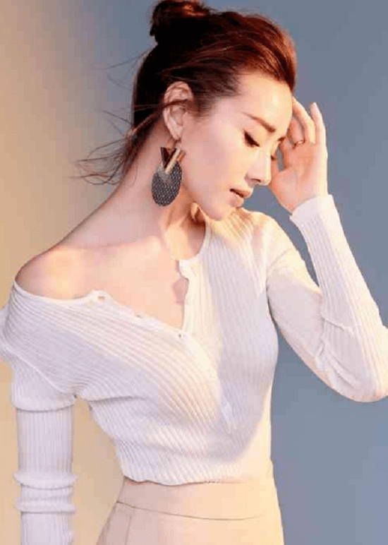 身材苗条|董洁身穿舞蹈服装，身材苗条又性感，昔日的白莲花变成了性感女神